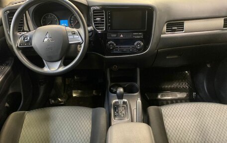 Mitsubishi Outlander III рестайлинг 3, 2015 год, 1 699 000 рублей, 14 фотография