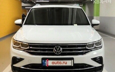 Volkswagen Tiguan II, 2021 год, 3 000 000 рублей, 2 фотография