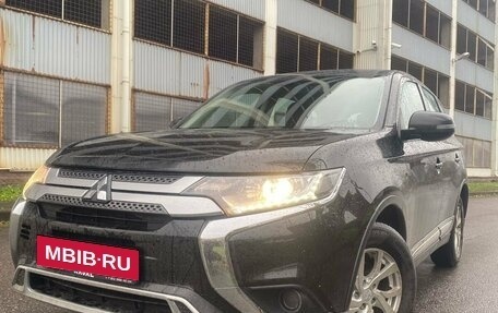 Mitsubishi Outlander III рестайлинг 3, 2019 год, 2 279 000 рублей, 4 фотография