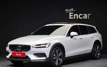 Volvo V60 Cross Country II, 2020 год, 3 880 000 рублей, 7 фотография