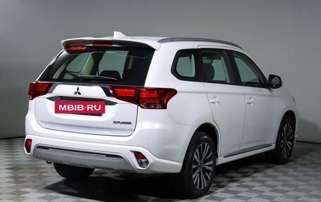 Mitsubishi Outlander III рестайлинг 3, 2022 год, 3 200 000 рублей, 5 фотография