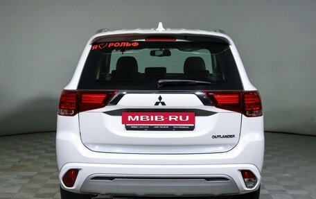 Mitsubishi Outlander III рестайлинг 3, 2022 год, 3 200 000 рублей, 6 фотография