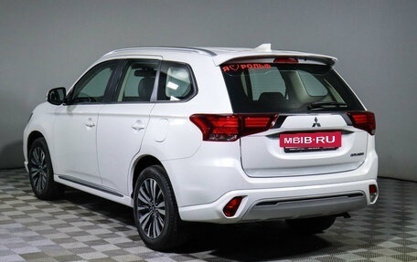 Mitsubishi Outlander III рестайлинг 3, 2022 год, 3 200 000 рублей, 7 фотография