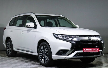 Mitsubishi Outlander III рестайлинг 3, 2022 год, 3 200 000 рублей, 3 фотография