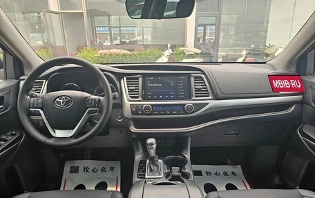 Toyota Highlander III, 2021 год, 3 200 000 рублей, 8 фотография