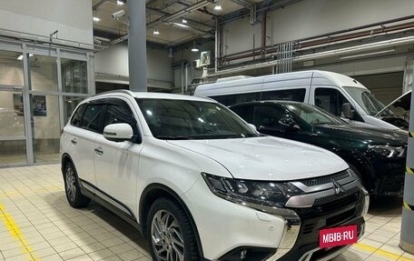 Mitsubishi Outlander III рестайлинг 3, 2021 год, 2 990 000 рублей, 2 фотография