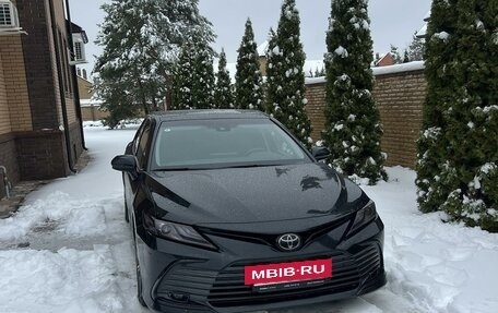 Toyota Camry, 2023 год, 3 950 000 рублей, 2 фотография