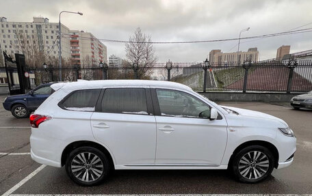 Mitsubishi Outlander III рестайлинг 3, 2022 год, 2 795 000 рублей, 4 фотография