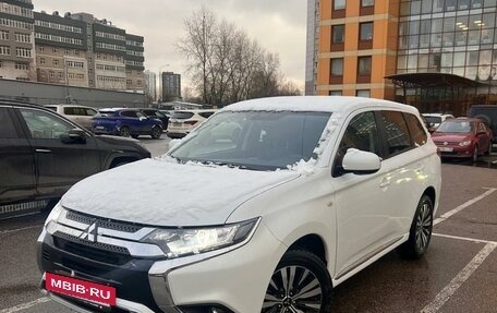 Mitsubishi Outlander III рестайлинг 3, 2022 год, 2 795 000 рублей, 2 фотография