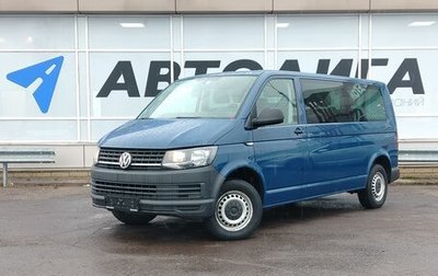 Volkswagen Caravelle T6 рестайлинг, 2017 год, 2 375 000 рублей, 1 фотография