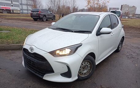 Toyota Yaris, 2022 год, 1 670 000 рублей, 2 фотография