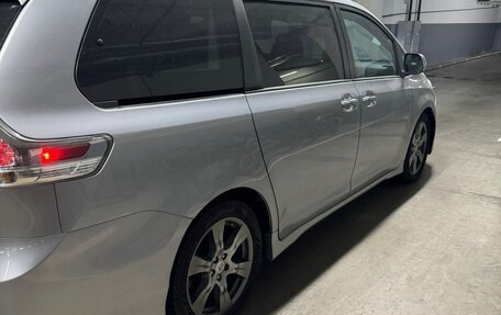 Toyota Sienna III, 2016 год, 2 200 000 рублей, 2 фотография