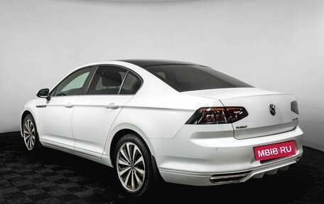 Volkswagen Passat B8 рестайлинг, 2015 год, 1 800 000 рублей, 8 фотография