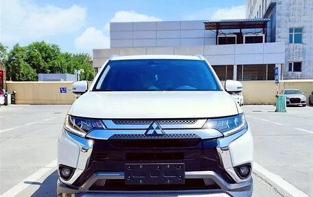 Mitsubishi Outlander III рестайлинг 3, 2021 год, 2 590 000 рублей, 2 фотография