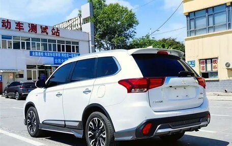 Mitsubishi Outlander III рестайлинг 3, 2021 год, 2 590 000 рублей, 4 фотография