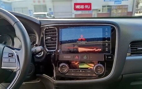 Mitsubishi Outlander III рестайлинг 3, 2021 год, 2 590 000 рублей, 11 фотография