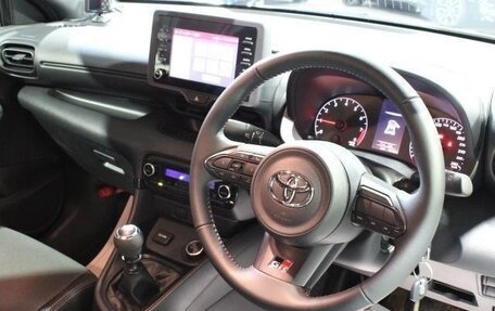 Toyota Yaris, 2022 год, 2 700 000 рублей, 5 фотография