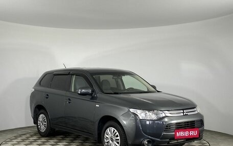 Mitsubishi Outlander III рестайлинг 3, 2014 год, 1 570 000 рублей, 2 фотография