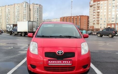 Toyota Yaris III рестайлинг, 2006 год, 680 000 рублей, 2 фотография