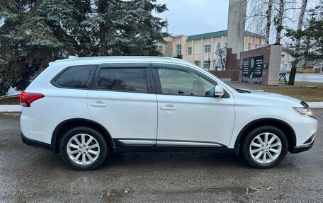 Mitsubishi Outlander III рестайлинг 3, 2020 год, 2 700 000 рублей, 2 фотография