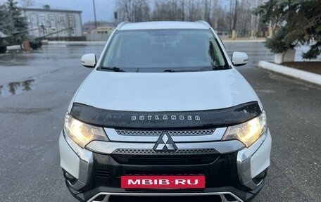 Mitsubishi Outlander III рестайлинг 3, 2020 год, 2 700 000 рублей, 4 фотография