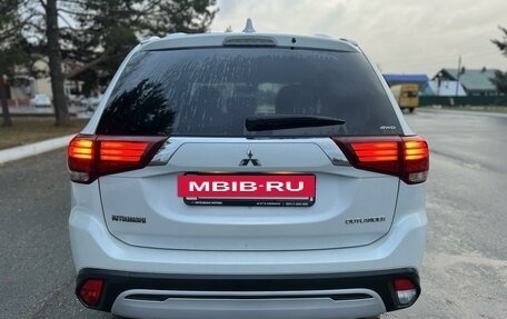 Mitsubishi Outlander III рестайлинг 3, 2020 год, 2 700 000 рублей, 7 фотография