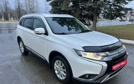 Mitsubishi Outlander III рестайлинг 3, 2020 год, 2 700 000 рублей, 3 фотография