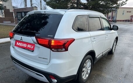 Mitsubishi Outlander III рестайлинг 3, 2020 год, 2 700 000 рублей, 8 фотография