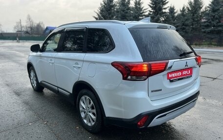 Mitsubishi Outlander III рестайлинг 3, 2020 год, 2 700 000 рублей, 6 фотография