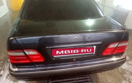 Mercedes-Benz E-Класс, 1998 год, 350 000 рублей, 2 фотография