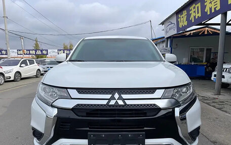 Mitsubishi Outlander III рестайлинг 3, 2021 год, 2 160 000 рублей, 2 фотография