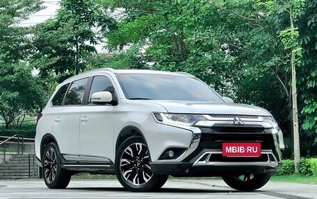 Mitsubishi Outlander III рестайлинг 3, 2021 год, 2 200 000 рублей, 3 фотография