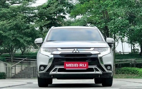 Mitsubishi Outlander III рестайлинг 3, 2021 год, 2 200 000 рублей, 2 фотография