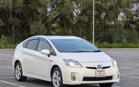 Toyota Prius, 2011 год, 1 025 000 рублей, 2 фотография