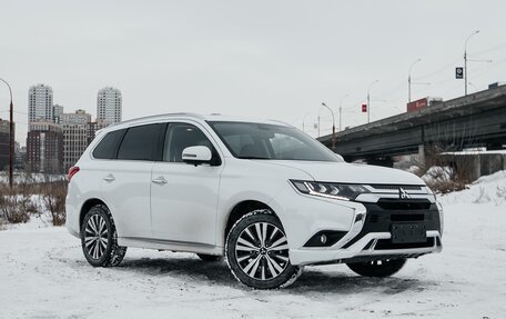 Mitsubishi Outlander III рестайлинг 3, 2021 год, 2 800 000 рублей, 2 фотография