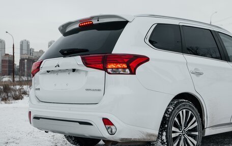 Mitsubishi Outlander III рестайлинг 3, 2021 год, 2 800 000 рублей, 3 фотография