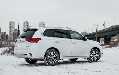 Mitsubishi Outlander III рестайлинг 3, 2021 год, 2 800 000 рублей, 4 фотография