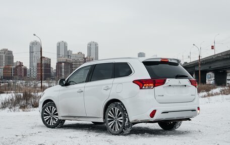 Mitsubishi Outlander III рестайлинг 3, 2021 год, 2 800 000 рублей, 5 фотография