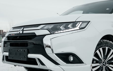 Mitsubishi Outlander III рестайлинг 3, 2021 год, 2 800 000 рублей, 13 фотография