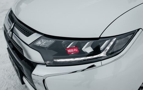 Mitsubishi Outlander III рестайлинг 3, 2021 год, 2 800 000 рублей, 14 фотография