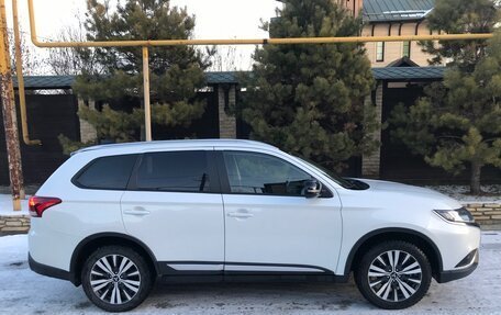 Mitsubishi Outlander III рестайлинг 3, 2022 год, 2 480 000 рублей, 11 фотография