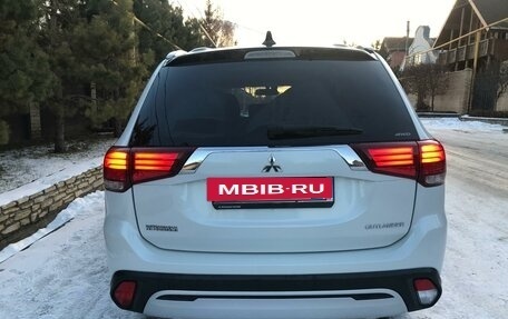 Mitsubishi Outlander III рестайлинг 3, 2022 год, 2 480 000 рублей, 8 фотография