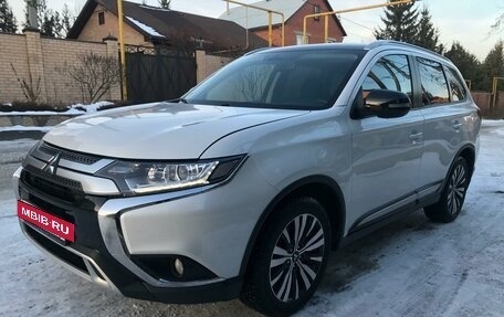 Mitsubishi Outlander III рестайлинг 3, 2022 год, 2 480 000 рублей, 10 фотография