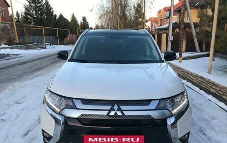 Mitsubishi Outlander III рестайлинг 3, 2022 год, 2 480 000 рублей, 7 фотография