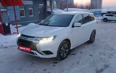 Mitsubishi Outlander III рестайлинг 3, 2022 год, 1 400 000 рублей, 1 фотография