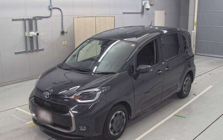 Toyota Sienta, 2023 год, 1 759 000 рублей, 15 фотография