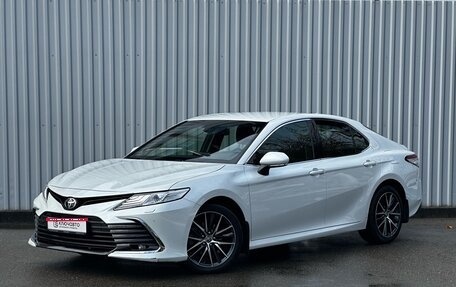 Toyota Camry, 2021 год, 3 490 000 рублей, 1 фотография