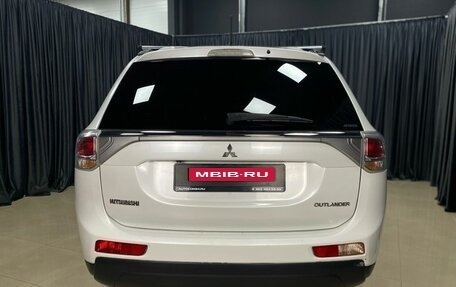 Mitsubishi Outlander III рестайлинг 3, 2013 год, 1 895 000 рублей, 4 фотография