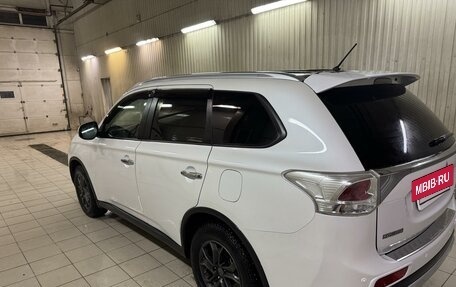 Mitsubishi Outlander III рестайлинг 3, 2014 год, 1 950 000 рублей, 4 фотография