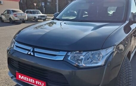 Mitsubishi Outlander III рестайлинг 3, 2014 год, 1 800 000 рублей, 2 фотография